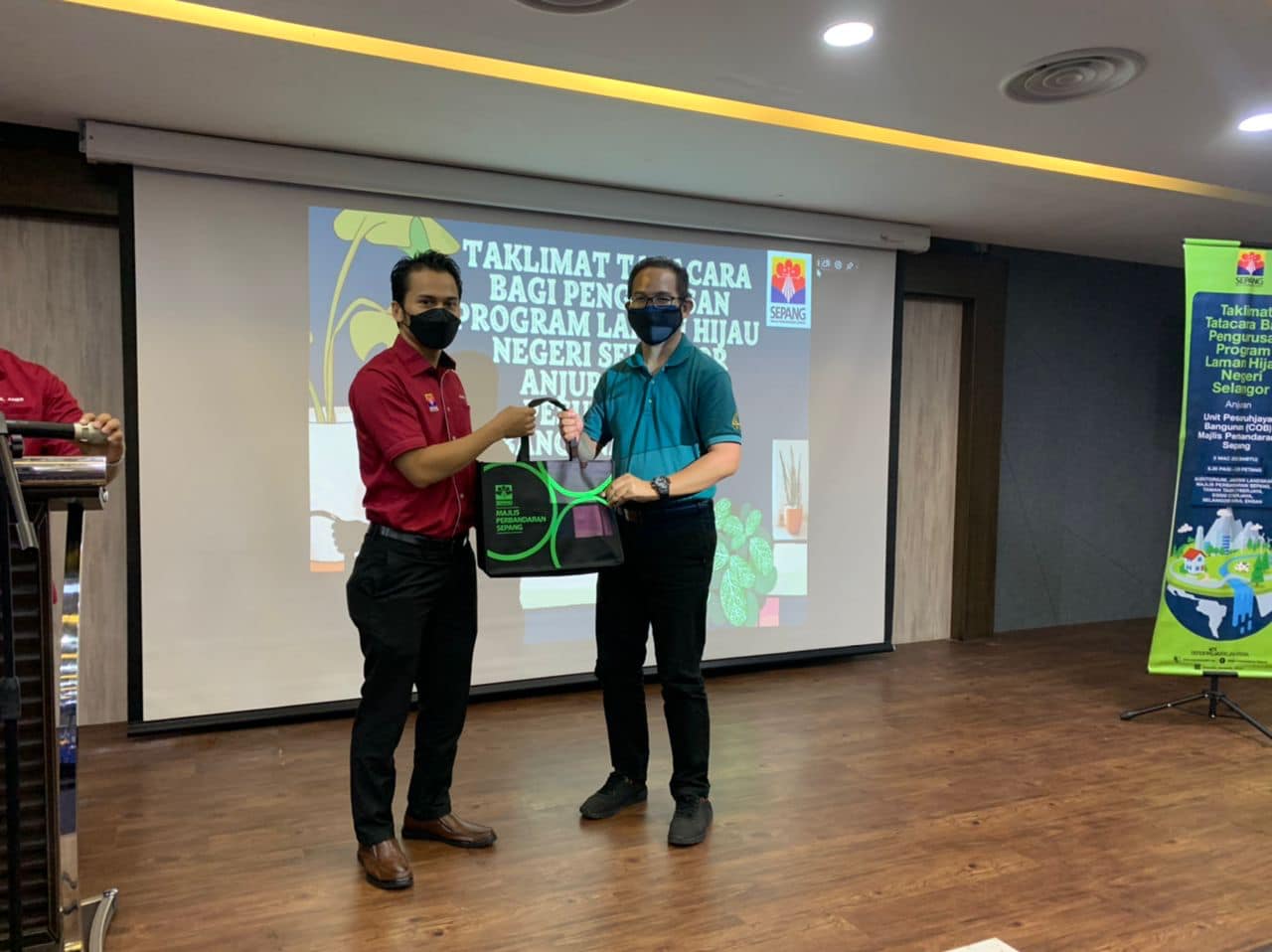 Sesi Taklimat Oleh Jabatan Pertanian Selangor Tatacara SESI TAKLIMAT OLEH JABATAN PERTANIAN SELANGOR TATACARA BAGI PENGURUSAN PROGRAM LAMAN HIJAU NEGERI SELANGOR ANJURAN MAJLIS PERBANDARAN SEPANG (MPSP) -Taklimat ini bertujuan memberi pendedahan kepa