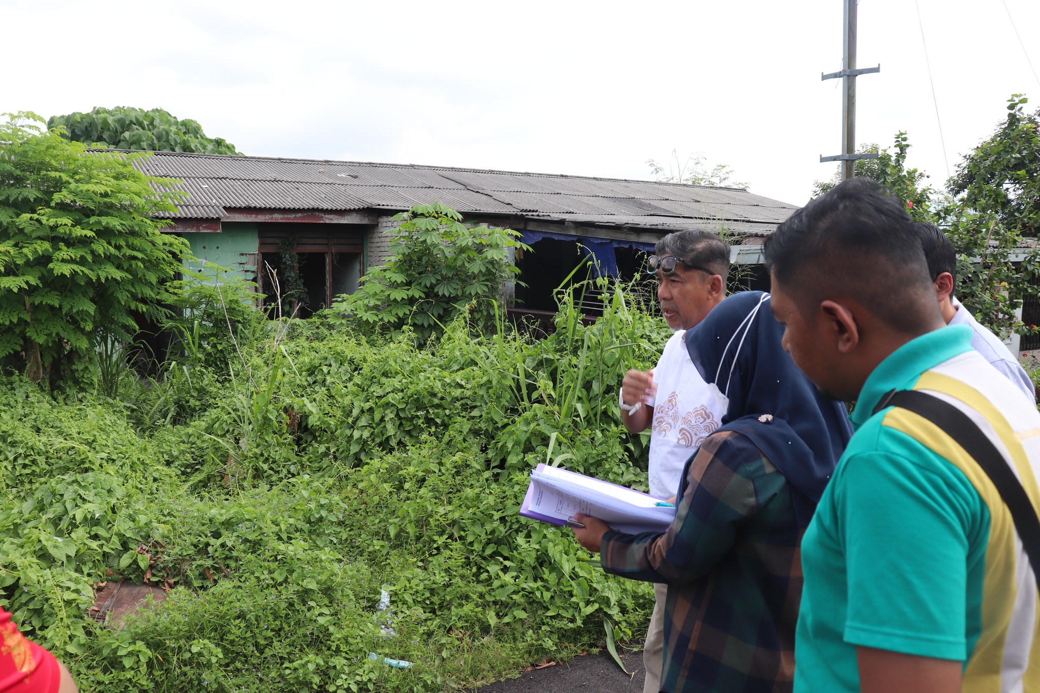 LAWATAN TAPAK BERSAMA PENGARAH EKSEKUTIF LAWATAN TAPAK BERSAMA PENGARAH EKSEKUTIF KE TAPAK CADANGAN KERJA-KERJA PEMBERSIHAN RUMAH AWAM KOS RENDAH (RAKR) PERAMPASAN TARIKH: 29 SEPTEMBER 2022 (KHAMIS) MASA: 9.00 PAGI TEMPAT: RUMAH AWAM KOS RENDAH (RAKR