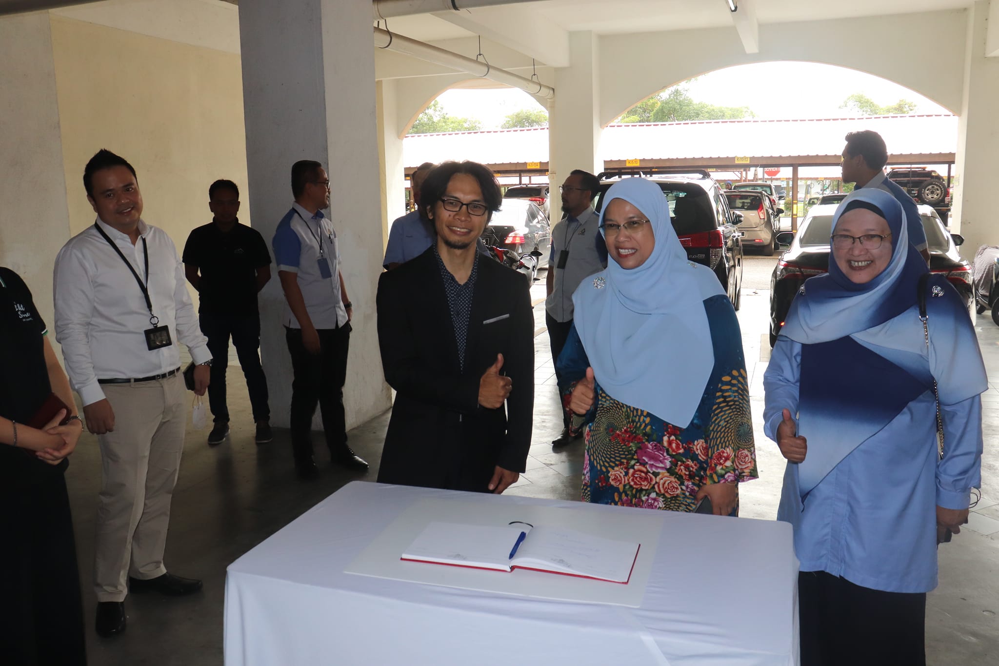 MAJLIS PELANCARAN PEMASANGAN LAMPU LED DI BAWAH PROGRAM INISIATIF BANGUNAN HIJAU MAJLIS PELANCARAN PEMASANGAN LAMPU LED DI BAWAH PROGRAM INISIATIF BANGUNAN HIJAU DI PANGSAPURI VISTA SERI PUTRA, BANDAR SERI PUTRA, KAJANG DISEMPURNAKAN OLEH: YB PUAN HA