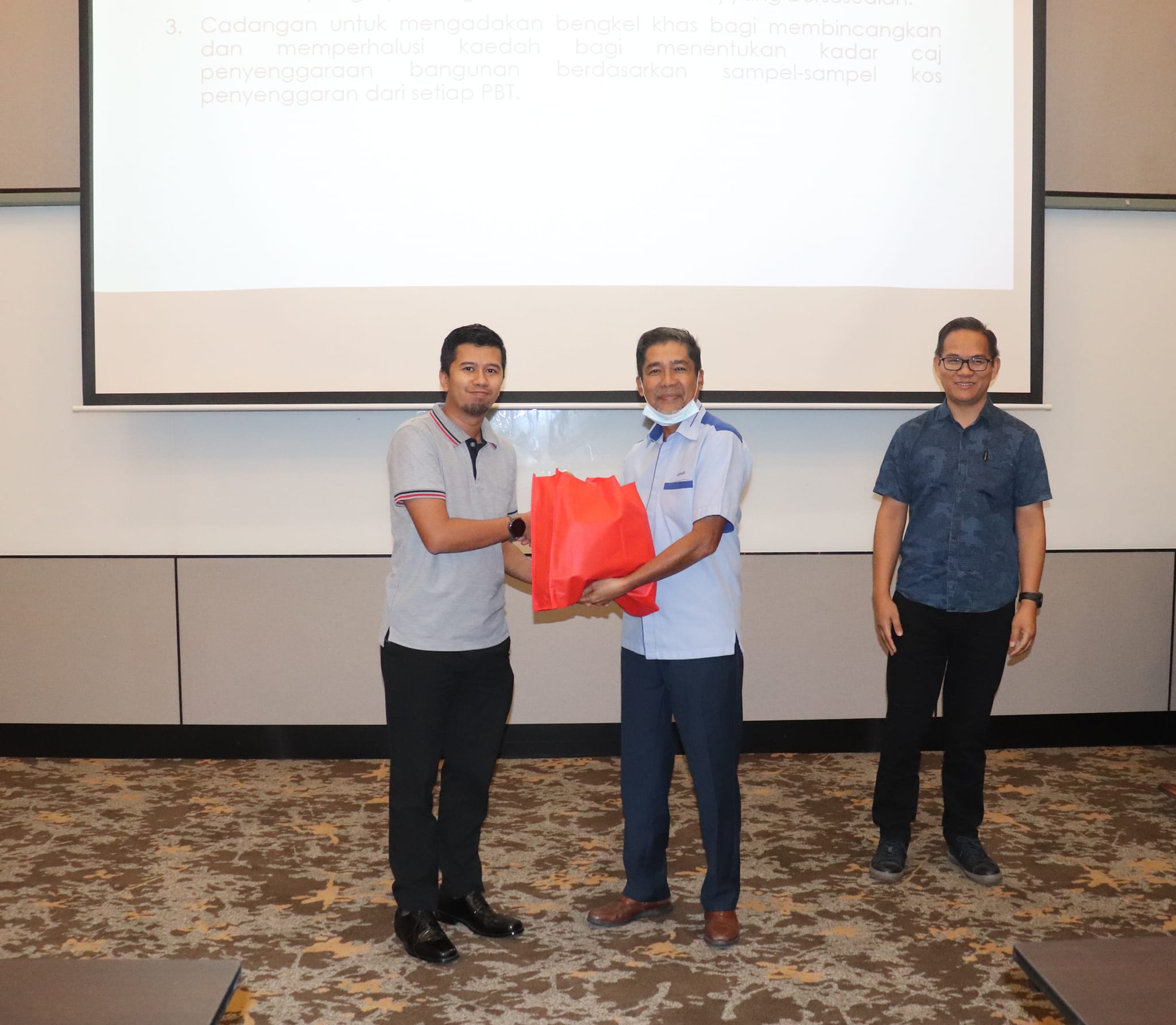 Majlis Penutup Bengkel Pemantapan Skim Kawalan dan Keselamatan Pangsapuri (ASSESS) Majlis Penutup Bengkel Pemantapan Skim Kawalan dan Keselamatan Pangsapuri (ASSESS) -Penyediaan Garis Panduan Peranan Pemaju Semasa Penyerahan Bangunan Kepada Badan Pen