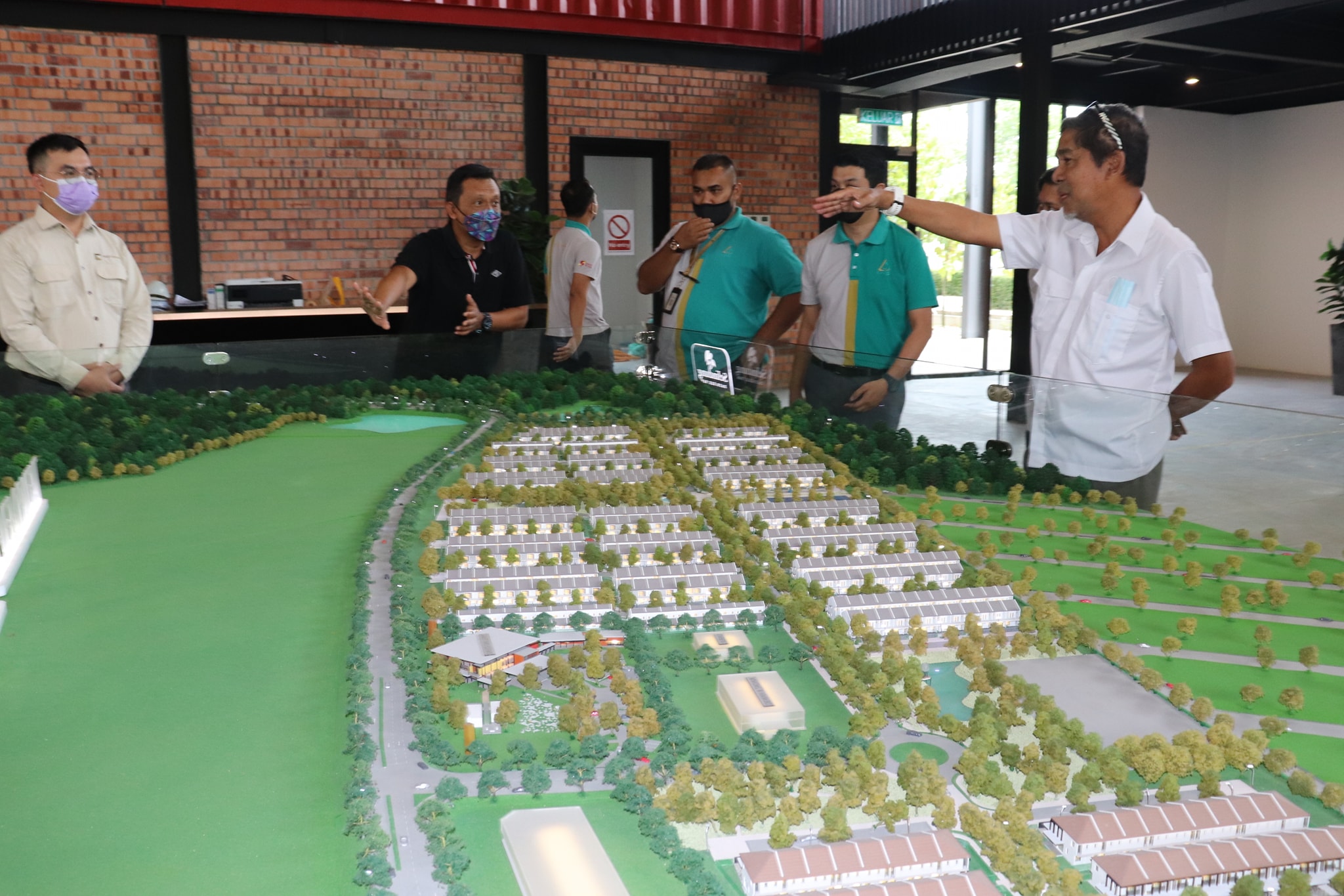 LAWATAN TAPAK BERSAMA PENGARAH EKSEKUTIF LPHS DI DAERAH HULU SELANGOR TARIKH: 2 JUN 2022 (KHAMIS) MASA: 12.00 TENGAHARI TAPAK PROJEK: RUMAH SELANGORKU JENIS B (RUMAH BANDAR 18' X 62') DAN RUMAH SELANGORKU / PPAM (RUMAH TERES 1 1/2 TINGKAT 20' X 55' &
