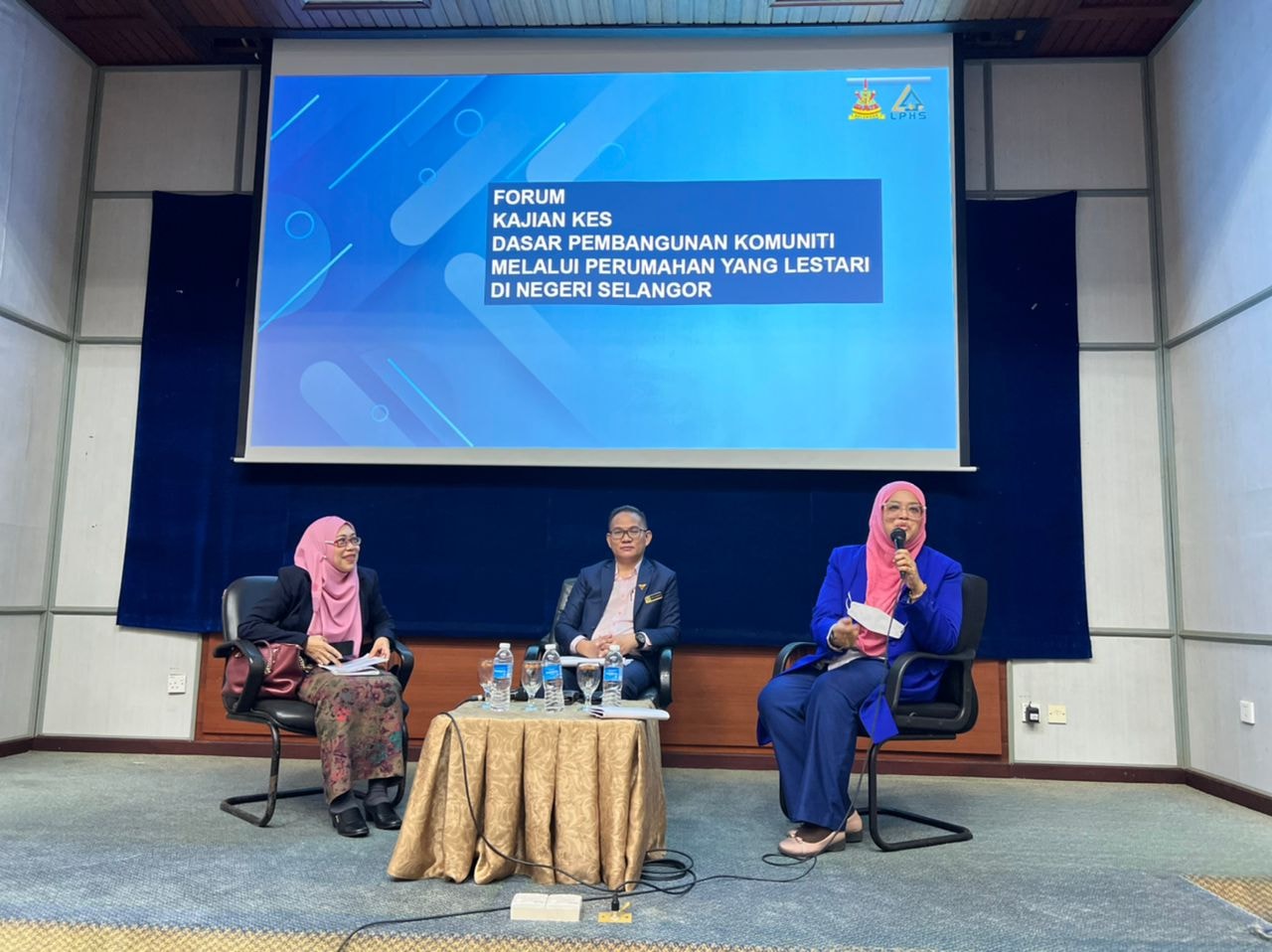 SEISI PERKONGSIAN ALUMNI BERSAMA PELAJAR SOG UNIVERSITI UTARA MALAYSIA (UUM) TAJUK: 1) DASAR PEMBANGUNAN KOMUNITI MELALUI PERUMAHAN YANG LESTARI : KAJIAN KES NEGERI SELANGOR 2) PENGUATKUASAAN PERUMAHAN DI BAWAH LEGISLATIF KERAJAAN NEGERI