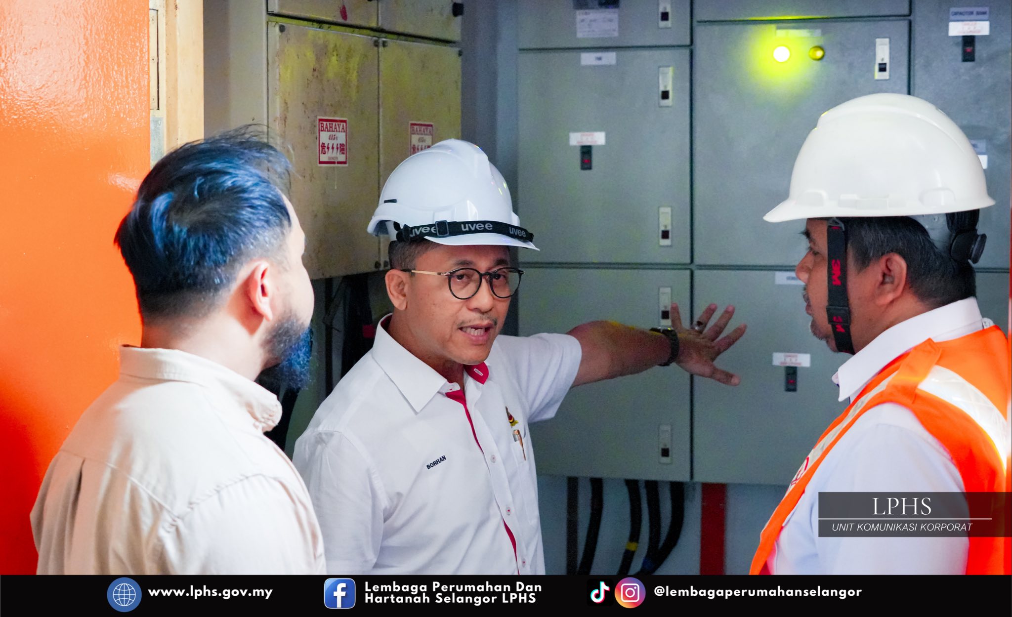 MAJLIS PENYERAHAN SIAP KERJA BAIK PULIH SEMULA PENDAWAIAN ELEKTRIK DAN PENYERAHAN BAKUL MAKANAN