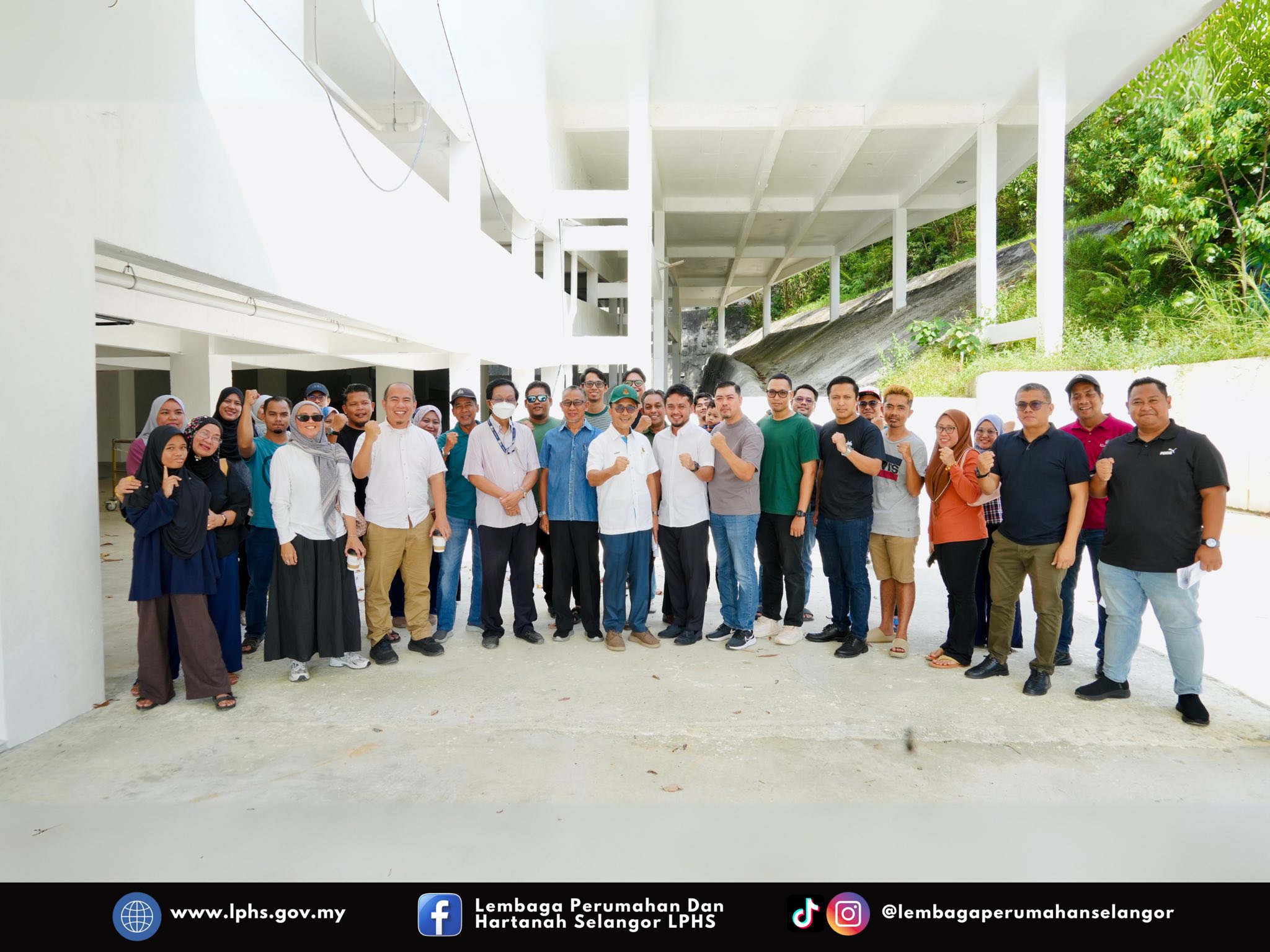 Lawatan Tapak Rumah Selangorku Projek Pangsapuri Salak Mercu Satu sesi lawatan tapak projek Rumah Selangorku yang diketuai oleh YB EXCO Datuk Borhan bin Aman Shah, YB EXCO Perumahan dan Kebudayaan Negeri Selangor telah diadakan bagi meninjau kemajuan