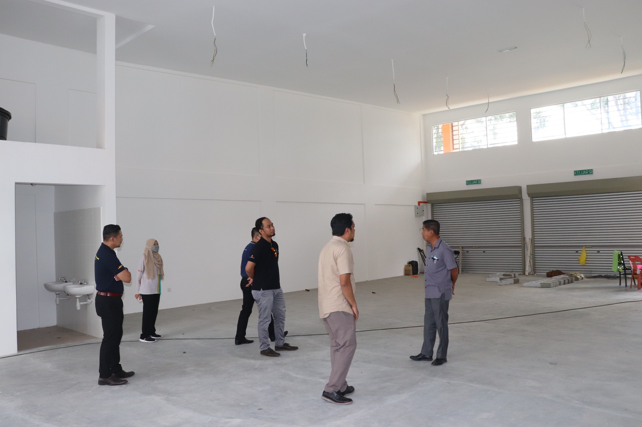 LAWATAN TAPAK BERSAMA PENGARAH EKSEKUTIF LPHS BAGI PROJEK KEDAI MAMPU MILIK TAMAN PUCHONG UTAMA LAWATAN TAPAK BERSAMA PENGARAH EKSEKUTIF LPHS BAGI PROJEK KEDAI MAMPU MILIK TAMAN PUCHONG UTAMA OLEH TETUAN HILLCREST GARDENS SDN. BHD. TARIKH: 9 NOVEMBER