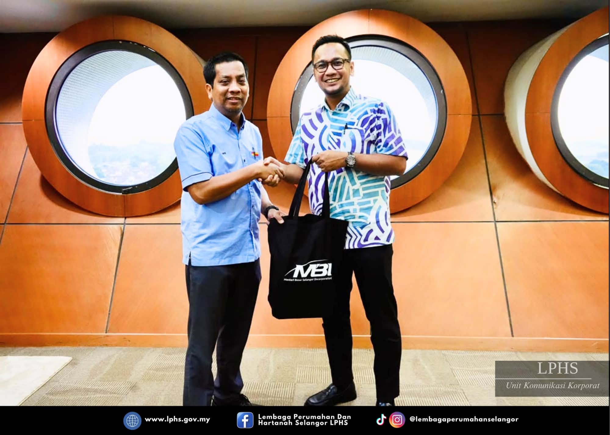 KUNJUNGAN HORMAT TEAM RUMAH IDAMAN MBI KE ATAS PEMANGKU PENGARAH EKSEKUTIF