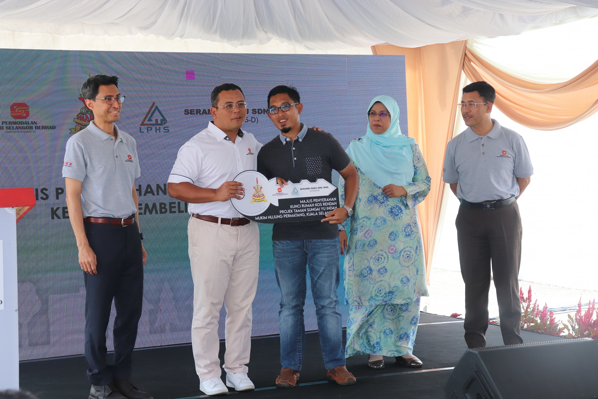 MAJLIS PENYERAHAN KUNCI RUMAH KOS RENDAH PROJEK TAMAN SUNGAI YU INDAH MAJLIS PENYERAHAN KUNCI RUMAH KOS RENDAH PROJEK TAMAN SUNGAI YU INDAH MUKIM HUJUNG PERMATANG KUALA SELANGOR DISEMPURNAKAN OLEH: Y.A.B DATO' SERI AMIRUDIN SHARI DATO MENTERI BESAR S