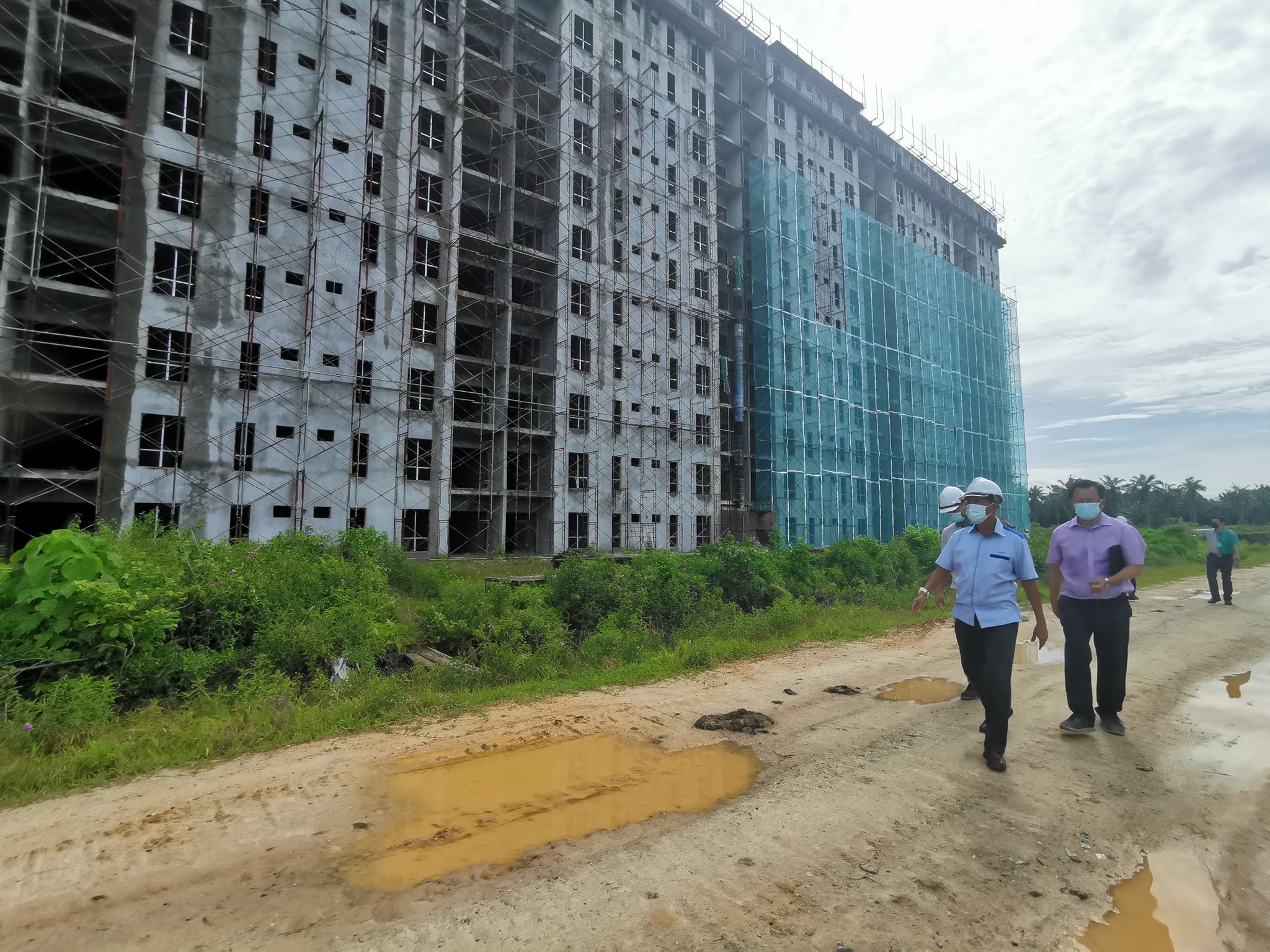 Lawatan Tapak Pengarah Eksekutif LPHS Di Mukim Morib LAWATAN TAPAK PENGARAH EKSEKUTIF LPHS BAGI PEMANTAUAN PEMBANGUNAN PANGSAPURI RUMAH SELANGORKU MORIB ANGGUN DAN RUMAH TERES SELANGORKU 1 TINGKAT 20' X 60' DI MUKIM MORIB, DAERAH KUALA LANGAT TARIKH: