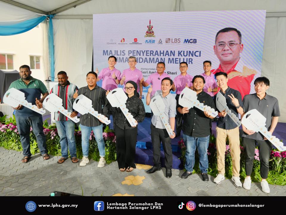 MAJLIS PENYERAHAN KUNCI RUMAH IDAMAN MELUR