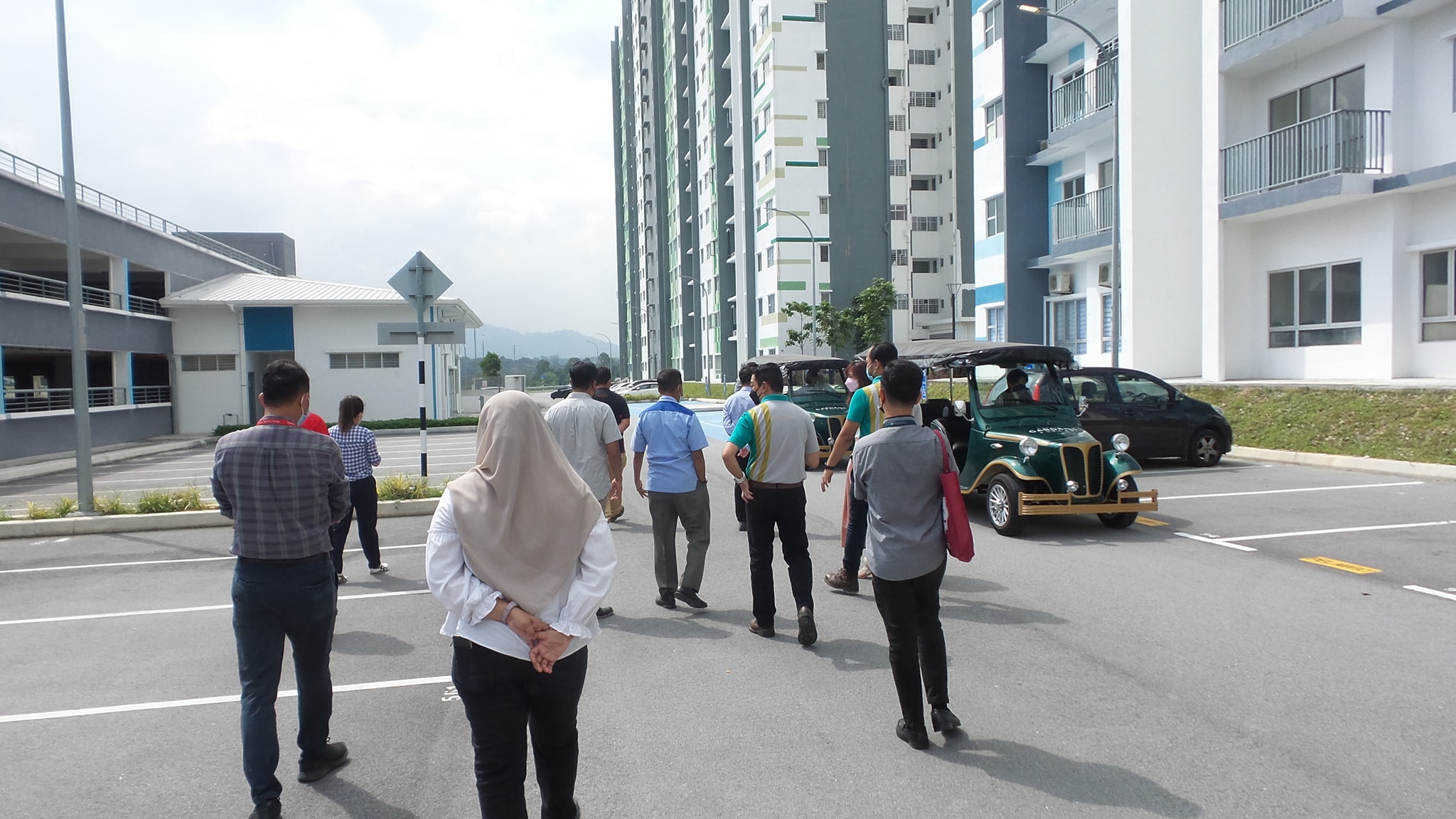 Lawatan Tapak Pengarah Eksekutif LPHS Di Gamuda Gardens LAWATAN TAPAK PENGARAH EKSEKUTIF LPHS BAGI PEMANTAUAN PEMBANGUNAN PANGSAPURI PERKHIDMATAN MAMPU MILIK DAN RUMAH SELANGORKU DI GAMUDA GARDENS, MUKIM RAWANG DAERAH GOMBAK