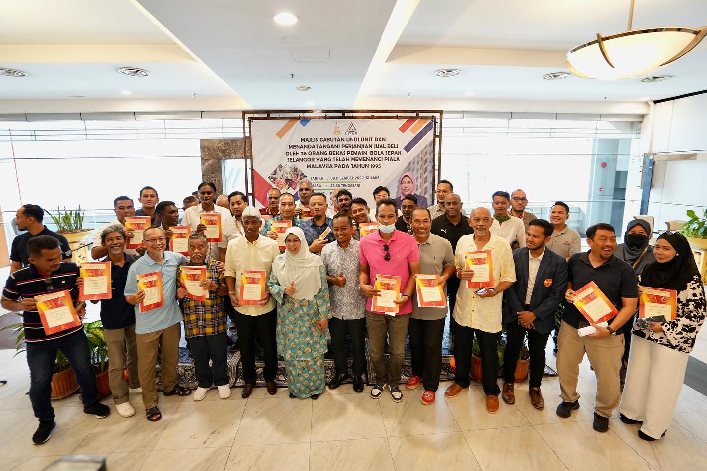 Majlis cabutan undi unit Rumah IDAMAN oleh bekas pemain Bola Sepak Selangor. Majlis cabutan undi unit dan menandatangani penjanjian jual beli Rumah IDAMAN ABADI oleh 26 bekas pemain Persatuan Bola Sepak Selangor. Dengan termeterainya perjanjian ini m