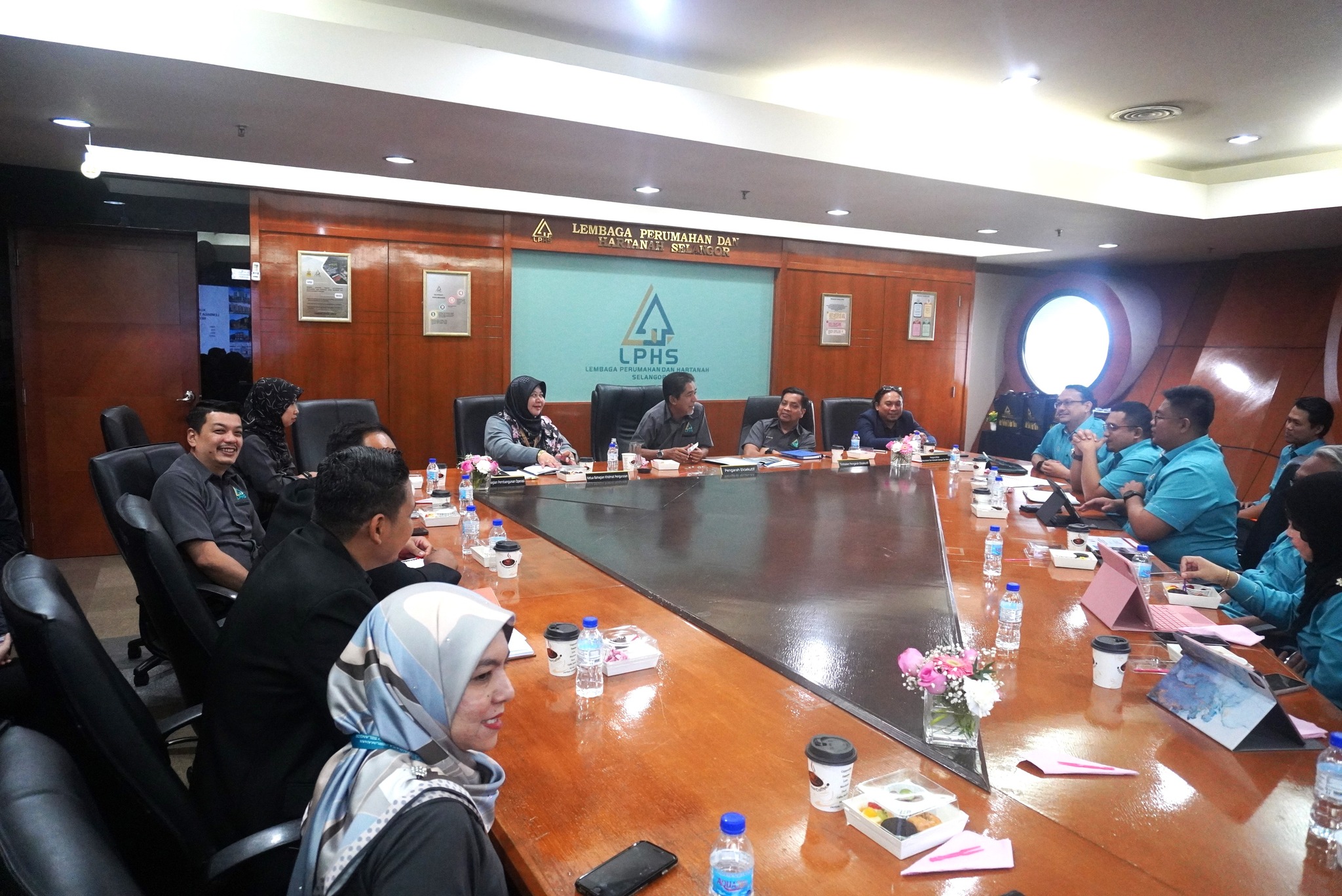 KUNJUNGAN HORMAT LEMBAGA TABUNG AMANAH WARISAN NEGERI TERENGGANU (LTAWNT) KUNJUNGAN HORMAT LEMBAGA TABUNG AMANAH WARISAN NEGERI TERENGGANU (LTAWNT) KE LEMBAGA PERUMAHAN DAN HARTANAH SELANGOR (LPHS)