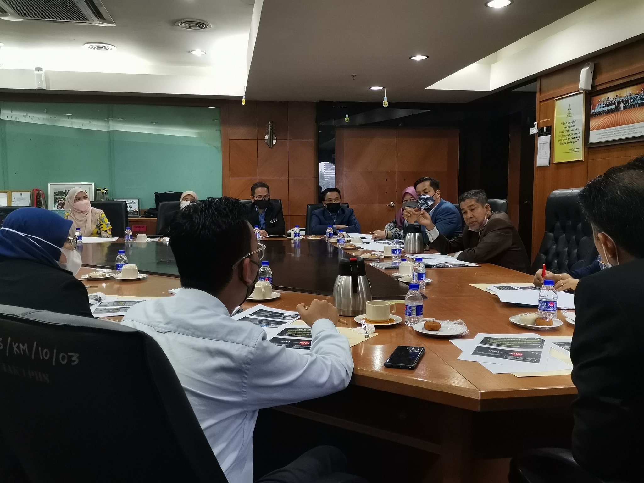 Lawatan Delegasi Lembaga Perumahan Dan Hartanah Pahang (LPHP) LAWATAN DELEGASI LEMBAGA PERUMAHAN DAN HARTANAH PAHANG (LPHP) KE LEMBAGA PERUMAHAN DAN HARTANAH SELANGOR (LPHS) DIKETUAI DELEGASI LPHP PUAN ISMAYATI BINTI ISMAIL (SETIAUSAHA BAHAGIAN)