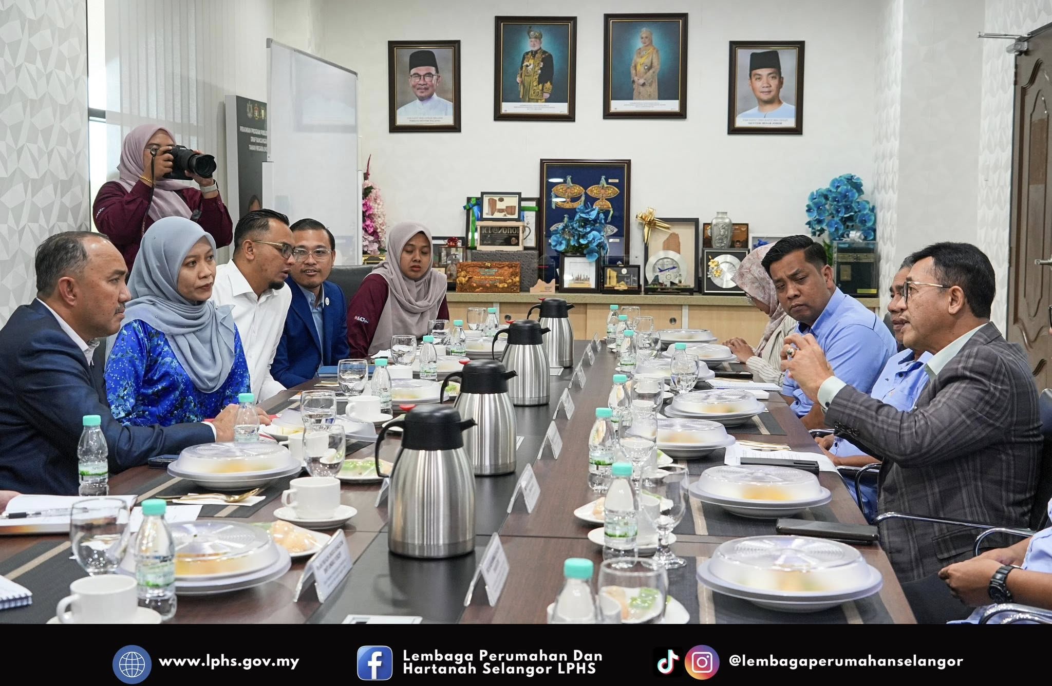 KUNJUNGAN HORMAT KE PEJABAT YB EXCO PERUMAHAN DAN KERAJAAN TEMPATAN NEGERI JOHOR