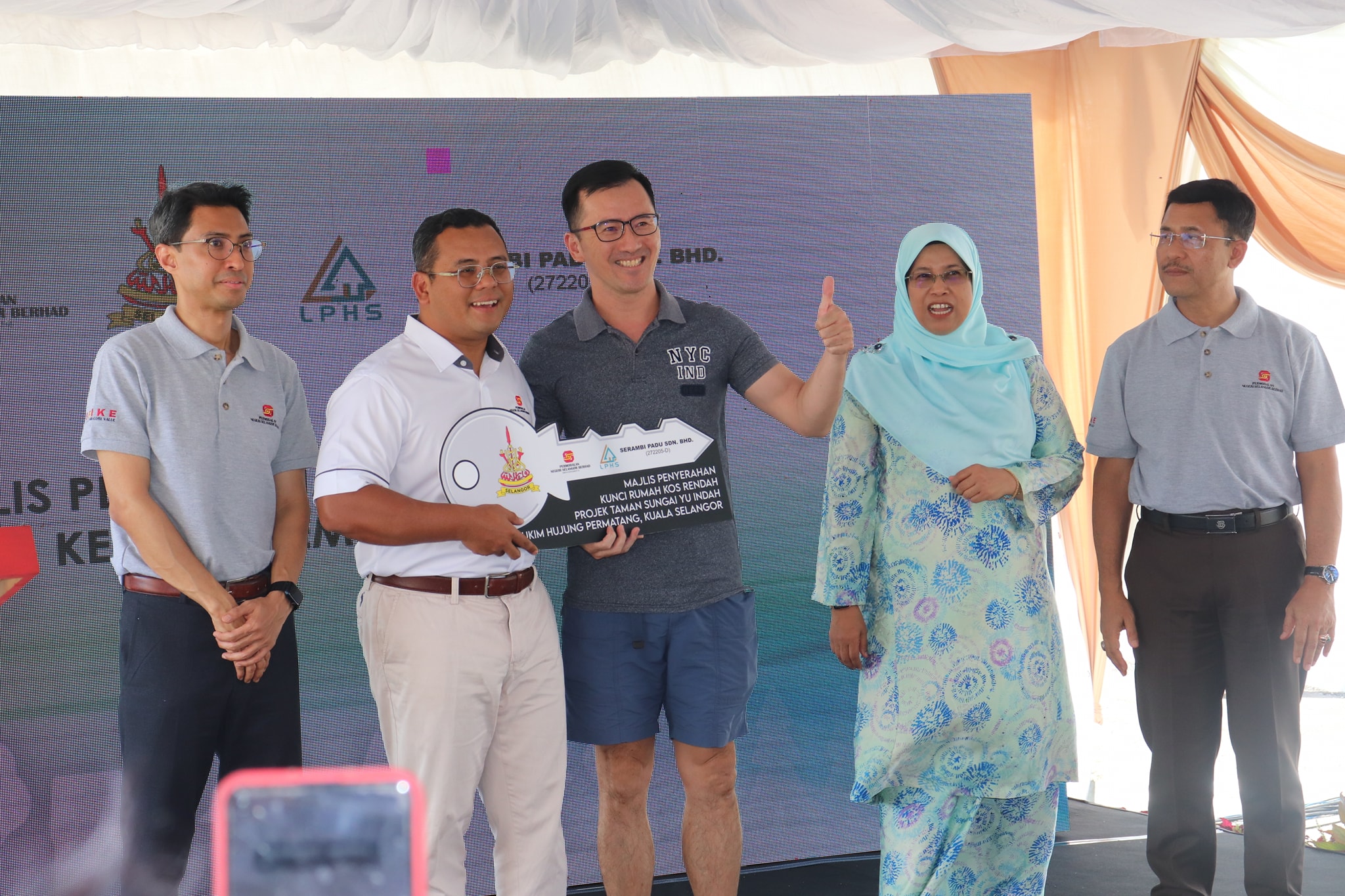 MAJLIS PENYERAHAN KUNCI RUMAH KOS RENDAH PROJEK TAMAN SUNGAI YU INDAH MAJLIS PENYERAHAN KUNCI RUMAH KOS RENDAH PROJEK TAMAN SUNGAI YU INDAH MUKIM HUJUNG PERMATANG KUALA SELANGOR DISEMPURNAKAN OLEH: Y.A.B DATO' SERI AMIRUDIN SHARI DATO MENTERI BESAR S