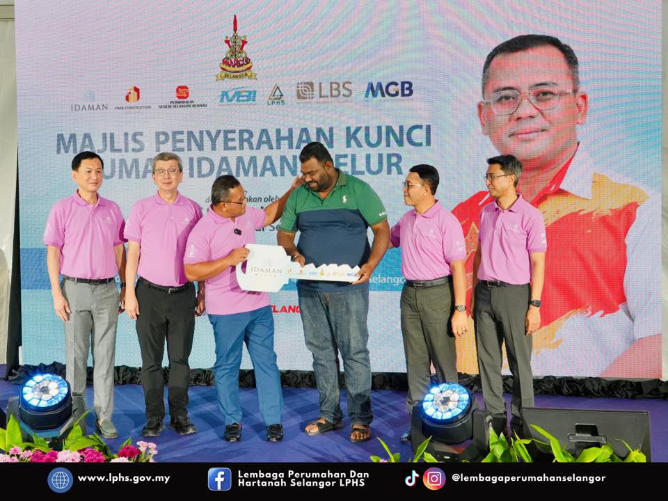 MAJLIS PENYERAHAN KUNCI RUMAH IDAMAN MELUR