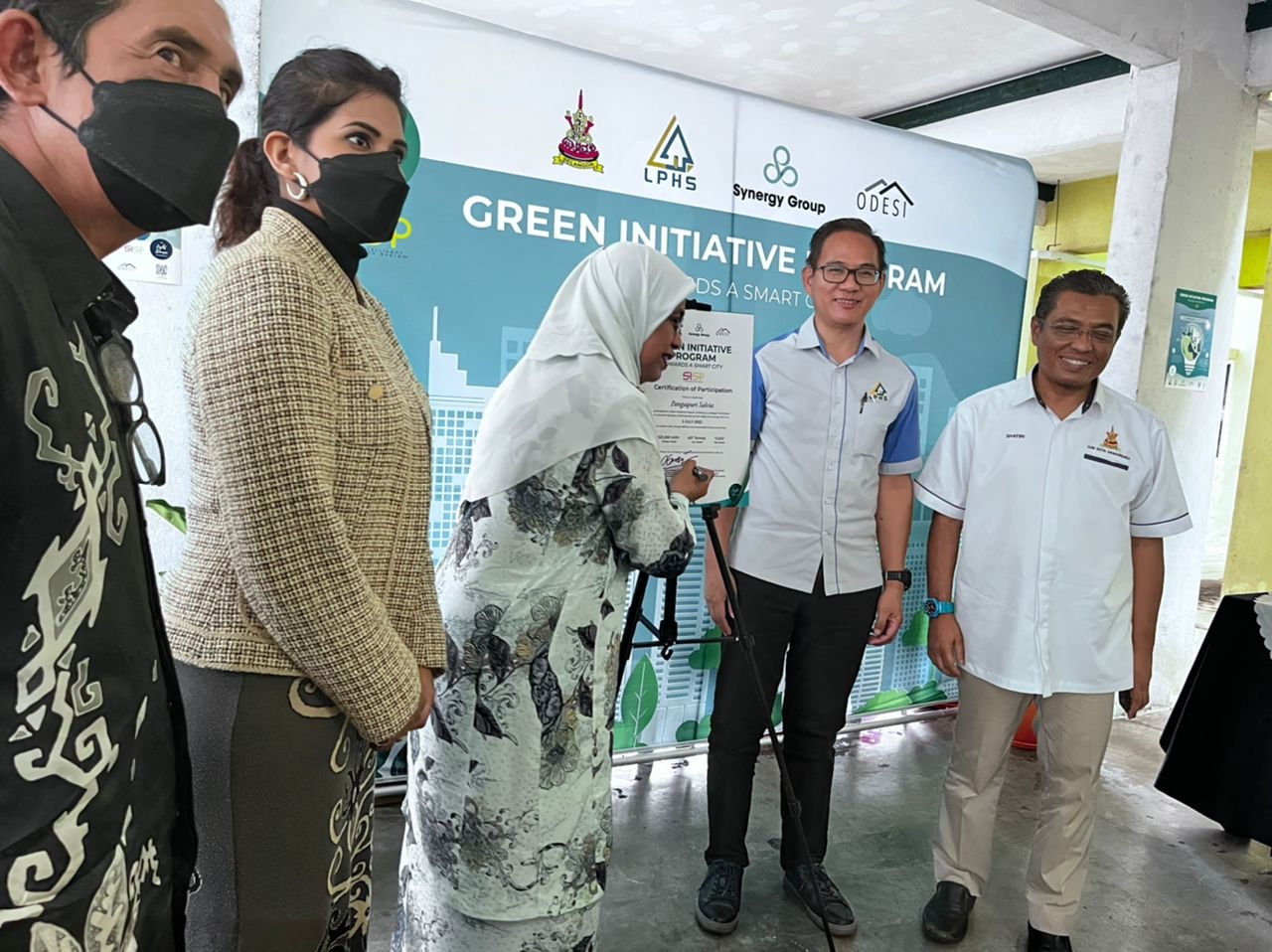 PELANCARAN PEMASANGAN LAMPU LED DI BAWAH PROGRAM INISIATIF BANGUNAN HIJAU (GREEN INITIATIVE PROGRAM) PELANCARAN PEMASANGAN LAMPU LED DI BAWAH PROGRAM INISIATIF BANGUNAN HIJAU (GREEN INITIATIVE PROGRAM)