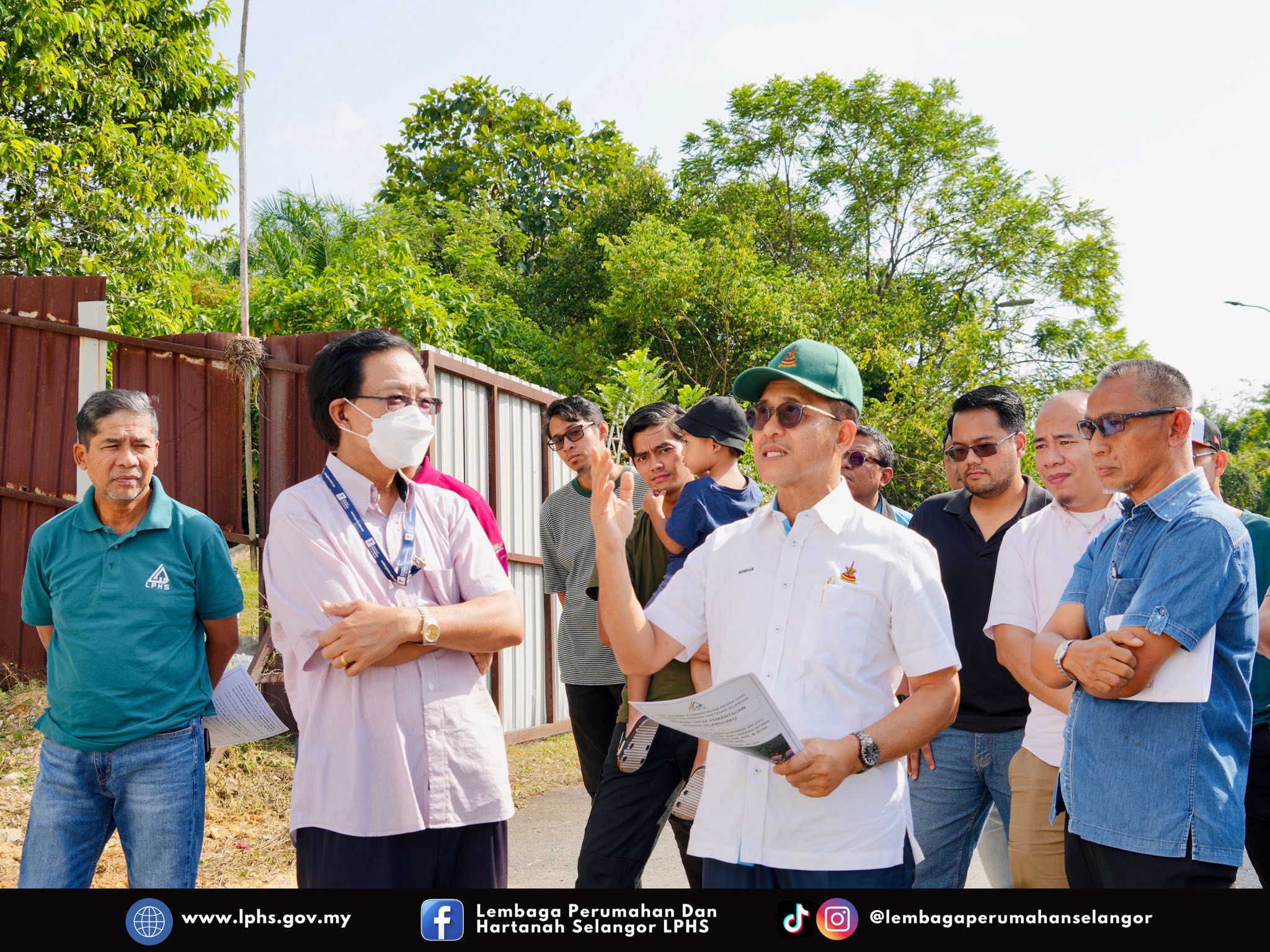 Lawatan Tapak Rumah Selangorku Projek Pangsapuri Salak Mercu Satu sesi lawatan tapak projek Rumah Selangorku yang diketuai oleh YB EXCO Datuk Borhan bin Aman Shah, YB EXCO Perumahan dan Kebudayaan Negeri Selangor telah diadakan bagi meninjau kemajuan