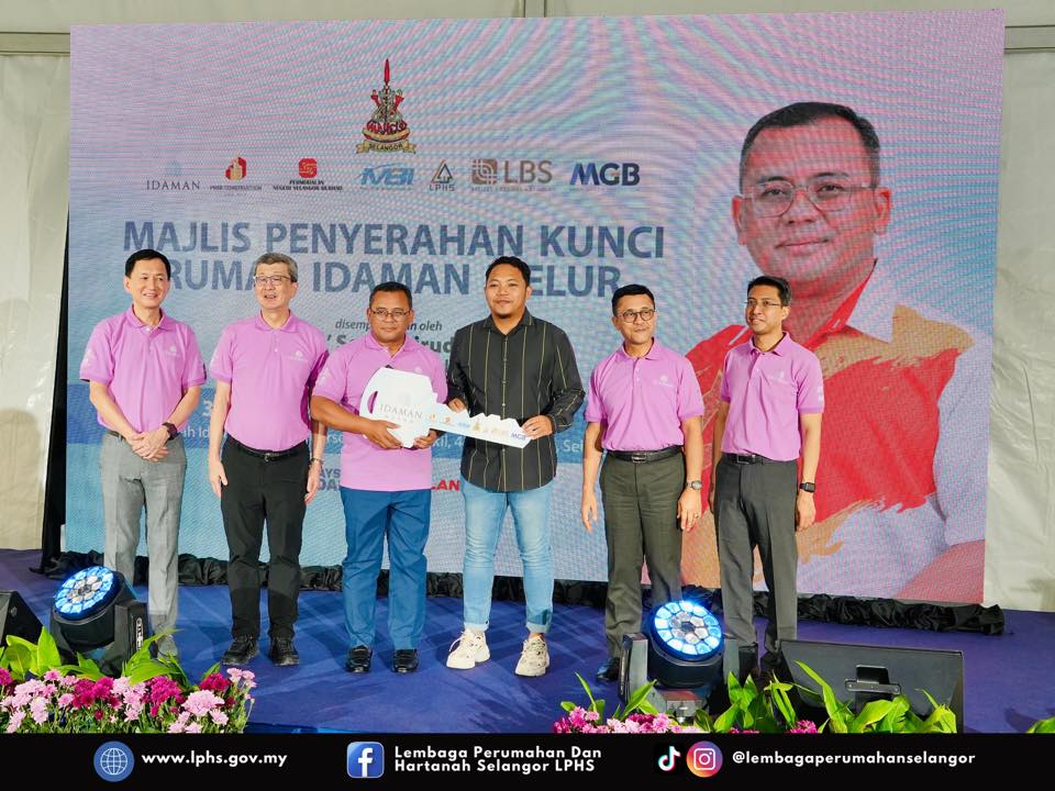 MAJLIS PENYERAHAN KUNCI RUMAH IDAMAN MELUR