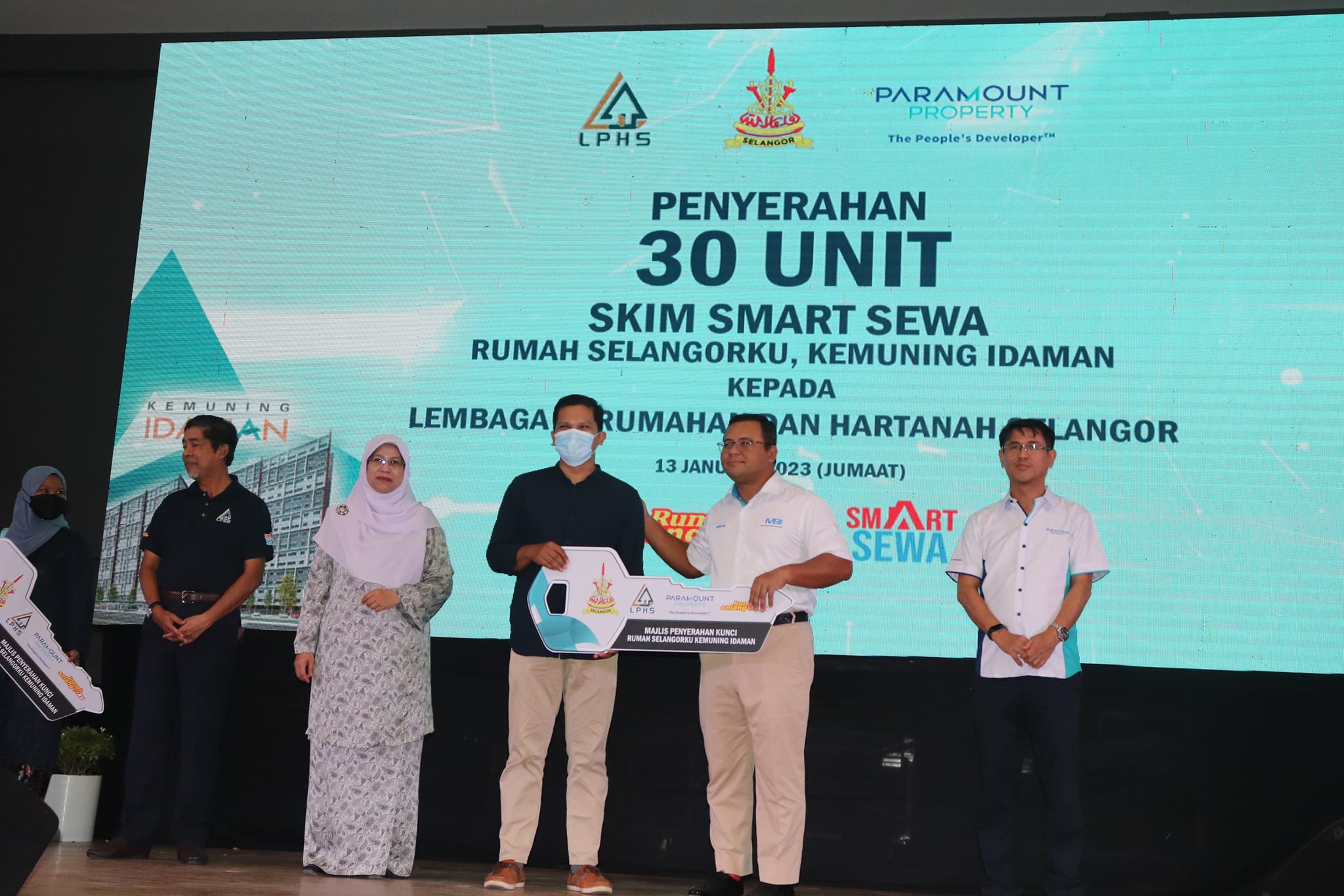 Majlis Penyerahan Kunci kepada pembeli Projek Rumah Selangorku Kemuning Idaman Majlis Penyerahan Kunci kepada pembeli Projek Rumah Selangorku Kemuning Idaman yang disempurnakan oleh YAB Dato’ Menteri Besar Selangor Tarikh : 13 Januari 2023 (Jumaat) M
