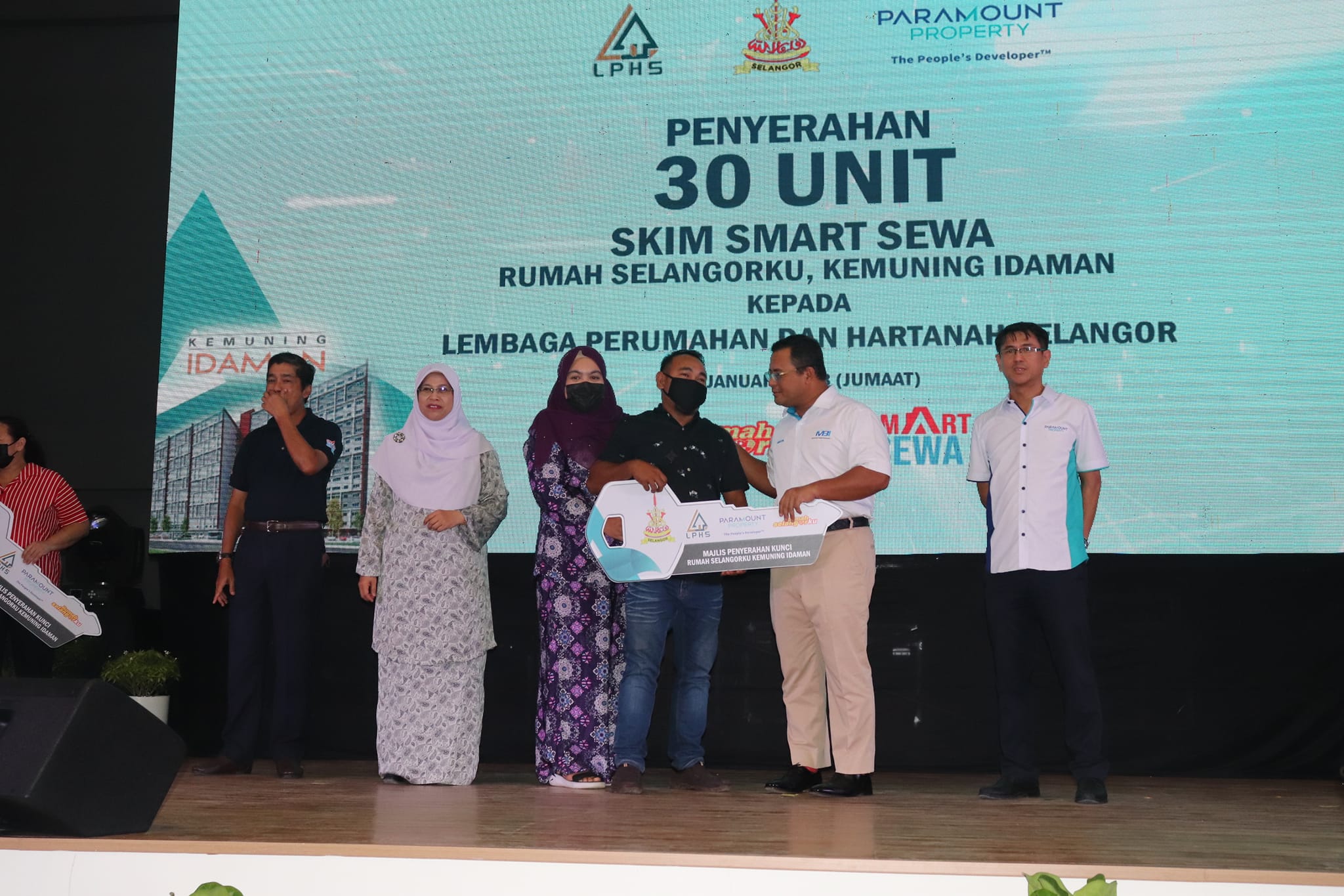 Majlis Penyerahan Kunci kepada pembeli Projek Rumah Selangorku Kemuning Idaman Majlis Penyerahan Kunci kepada pembeli Projek Rumah Selangorku Kemuning Idaman yang disempurnakan oleh YAB Dato’ Menteri Besar Selangor Tarikh : 13 Januari 2023 (Jumaat) M