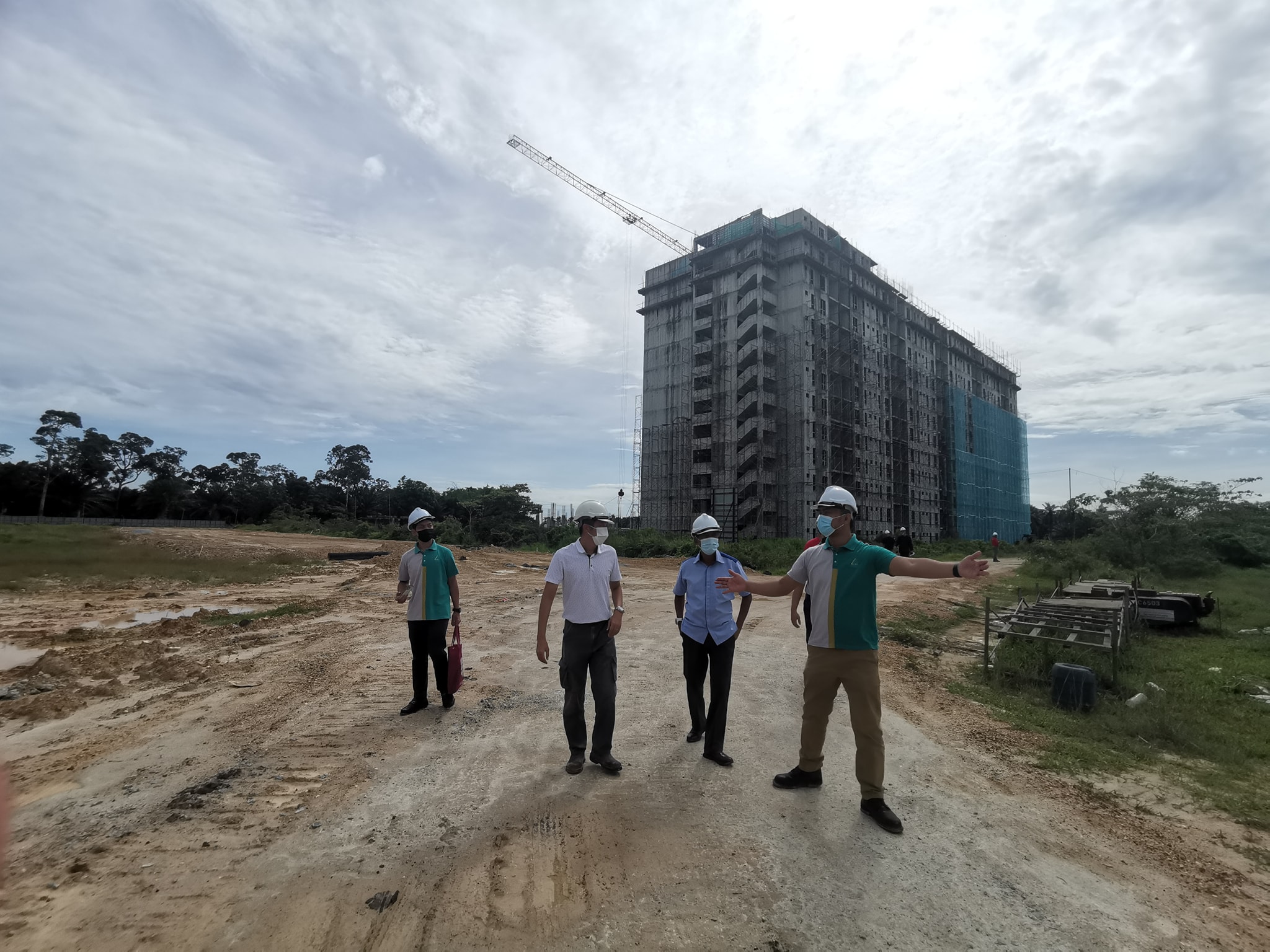 Lawatan Tapak Pengarah Eksekutif LPHS Di Mukim Morib LAWATAN TAPAK PENGARAH EKSEKUTIF LPHS BAGI PEMANTAUAN PEMBANGUNAN PANGSAPURI RUMAH SELANGORKU MORIB ANGGUN DAN RUMAH TERES SELANGORKU 1 TINGKAT 20' X 60' DI MUKIM MORIB, DAERAH KUALA LANGAT TARIKH: