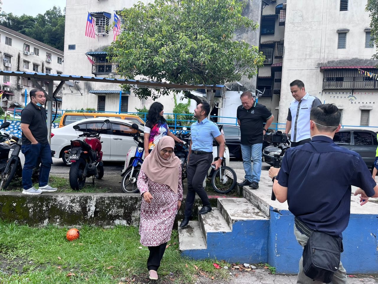 MAJLIS PERASMIAN PENAJAAN PENUKARAN PENGGUNAAN LAMPU KEPADA LAMPU SYNERGY LED MAJLIS PERASMIAN PENAJAAN PENUKARAN PENGGUNAAN LAMPU KEPADA LAMPU SYNERGY LED DI BAWAH PROGRAM BANGUNAN HIJAU KE ARAH KESEJAHTERAAN BANDAR SELANGOR INTELLIGENT STRATA PROPE