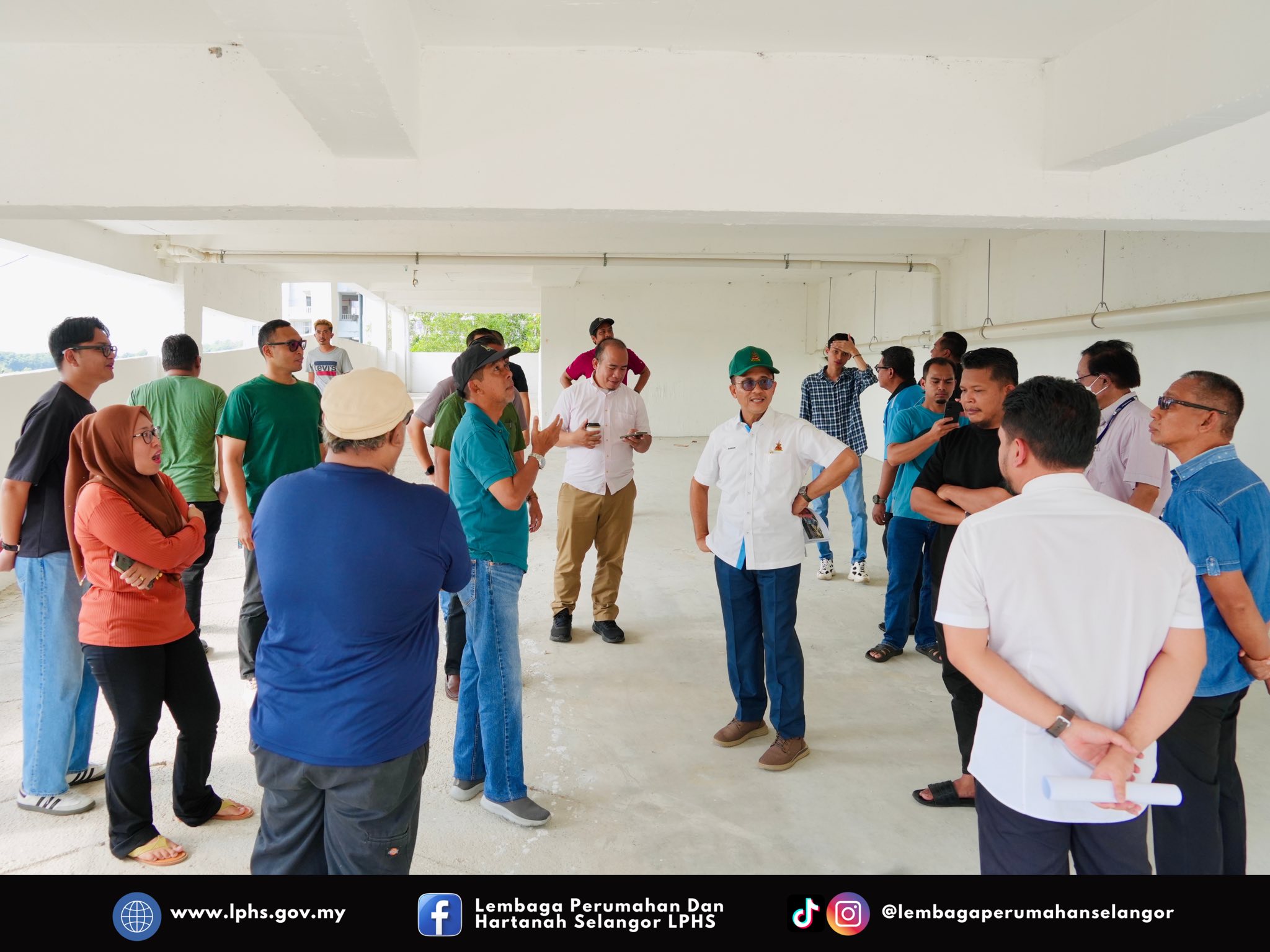 Lawatan Tapak Rumah Selangorku Projek Pangsapuri Salak Mercu Satu sesi lawatan tapak projek Rumah Selangorku yang diketuai oleh YB EXCO Datuk Borhan bin Aman Shah, YB EXCO Perumahan dan Kebudayaan Negeri Selangor telah diadakan bagi meninjau kemajuan