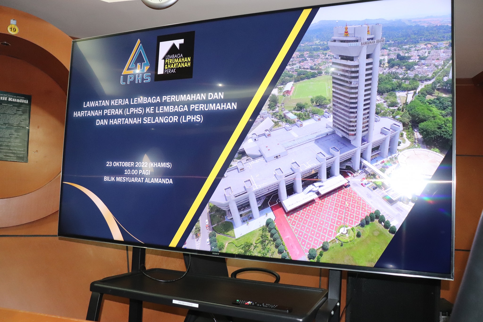 LAWATAN KERJA LEMBAGA PERUMAHAN DAN HARTANAH PERAK (LPHP) KE LPHS TARIKH: 23 JUN 2022 (KHAMIS) MASA: 10.00 PAGI TEMPAT: BILIK MESYUARAT ALAMANDA, LPHS