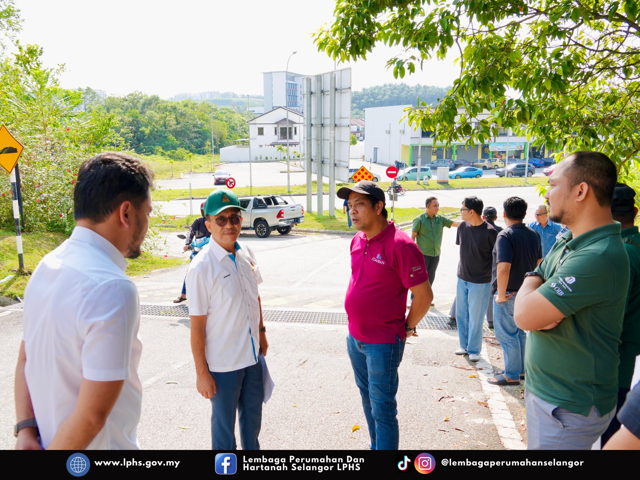 Lawatan Tapak Rumah Selangorku Projek Pangsapuri Salak Mercu Satu sesi lawatan tapak projek Rumah Selangorku yang diketuai oleh YB EXCO Datuk Borhan bin Aman Shah, YB EXCO Perumahan dan Kebudayaan Negeri Selangor telah diadakan bagi meninjau kemajuan