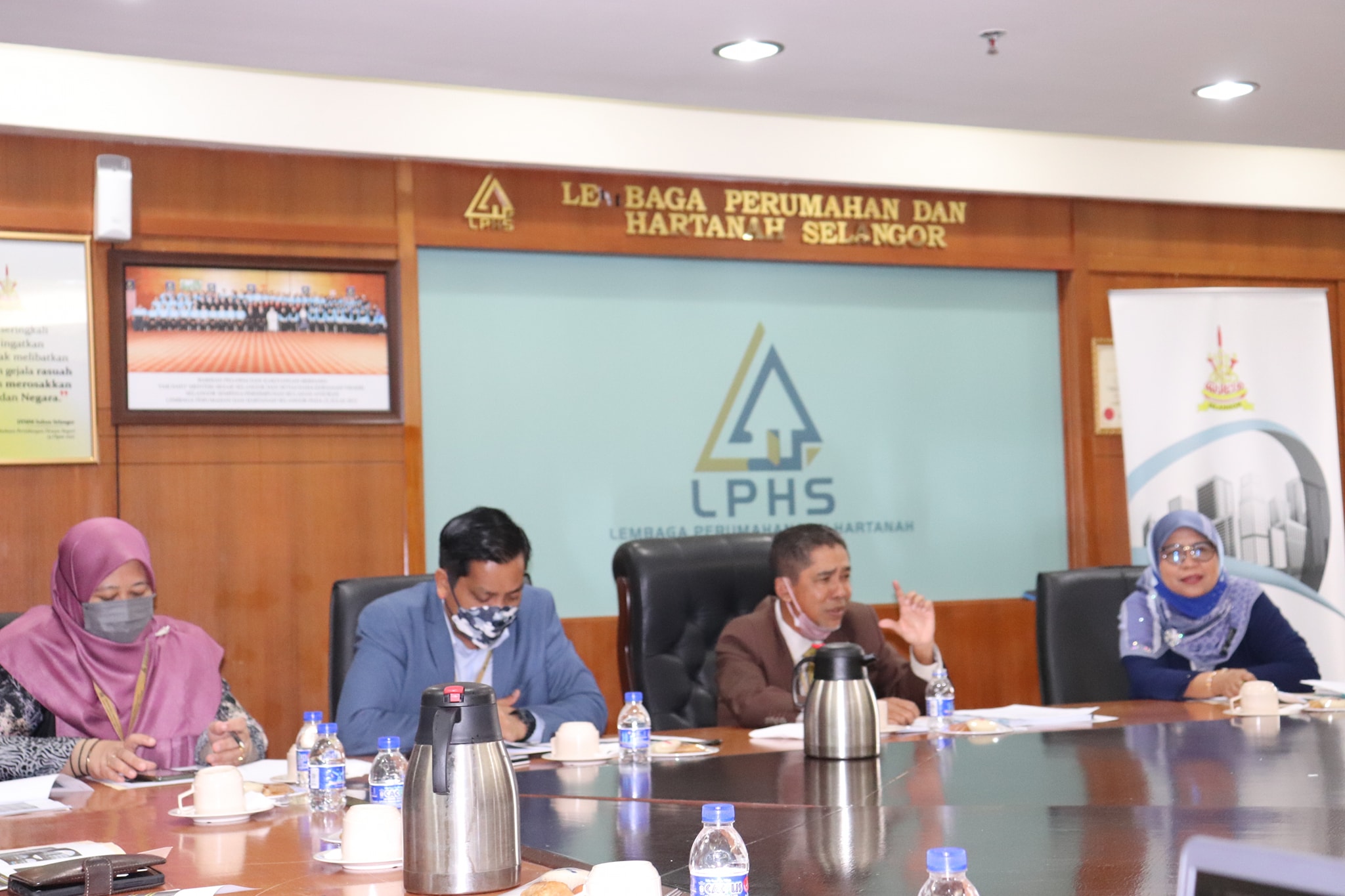 Lawatan Delegasi Lembaga Perumahan Dan Hartanah Pahang (LPHP) LAWATAN DELEGASI LEMBAGA PERUMAHAN DAN HARTANAH PAHANG (LPHP) KE LEMBAGA PERUMAHAN DAN HARTANAH SELANGOR (LPHS) DIKETUAI DELEGASI LPHP PUAN ISMAYATI BINTI ISMAIL (SETIAUSAHA BAHAGIAN)